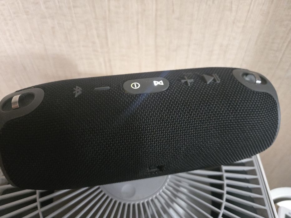 Музыкальную колонку jbl