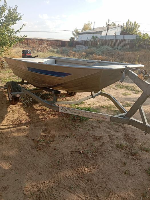 Продам моторную лодку