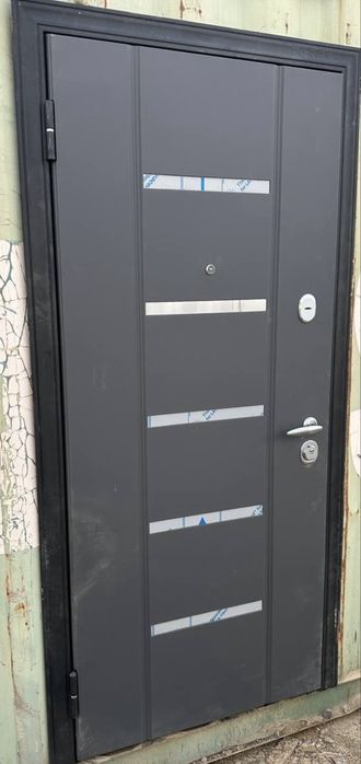 Дверь металлическая наружняя наружное левое открывание.