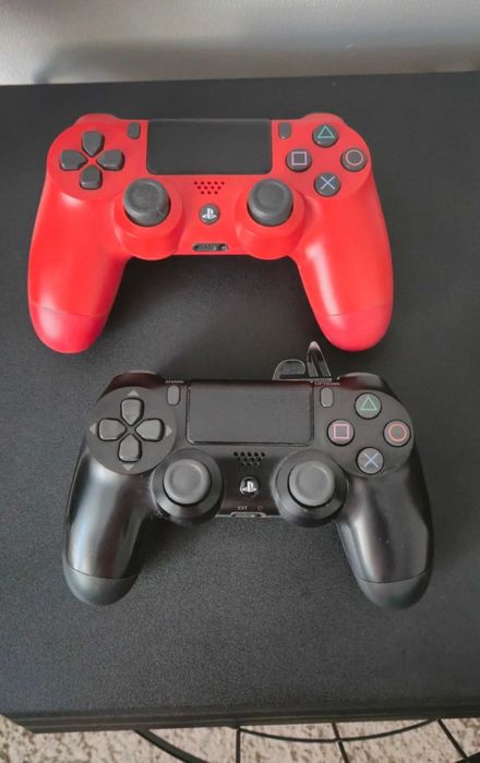 Consola PlayStation 4 Pro + 2 controllere