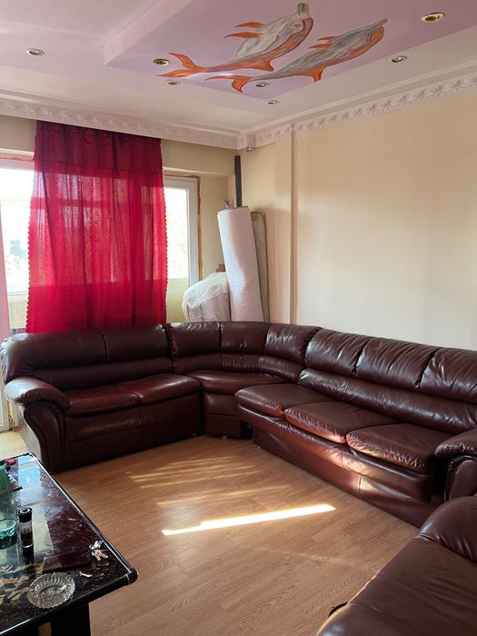 Кожен диван Много запазен цената е до 20.09