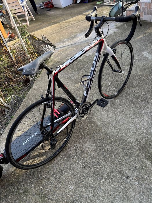 Bicicleta Cursiera full carbon FELT F6 si Focus Mares