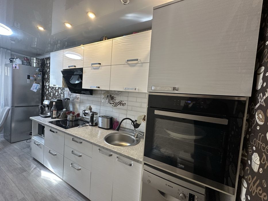 Продам  кухонный  гарнитур  с техникой