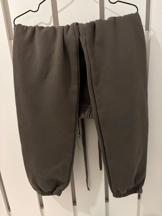 Pantaloni Essentials M