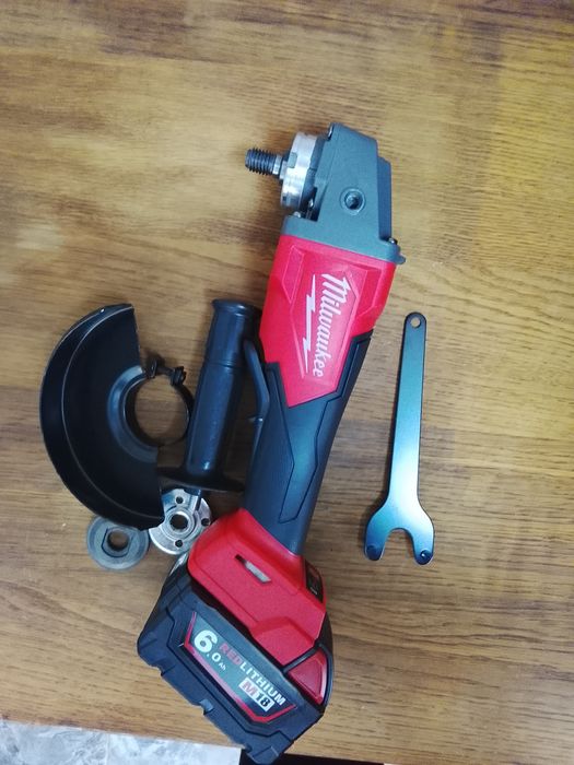 Flex Milwaukee cu variator de viteza și o baterie de 6A