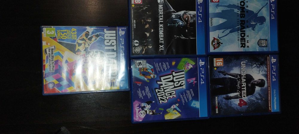 PS4 500GB + 2 джойстика + камера + подарък 5 игри