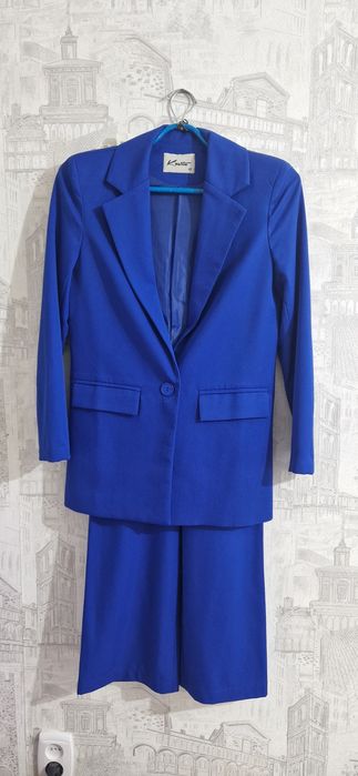 Продам брючный костюм