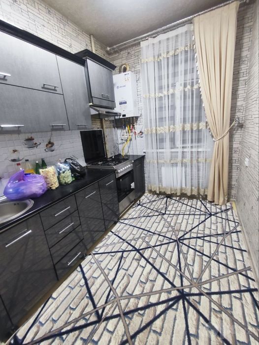 Navoi  yangi bozor  3 xonalik kv