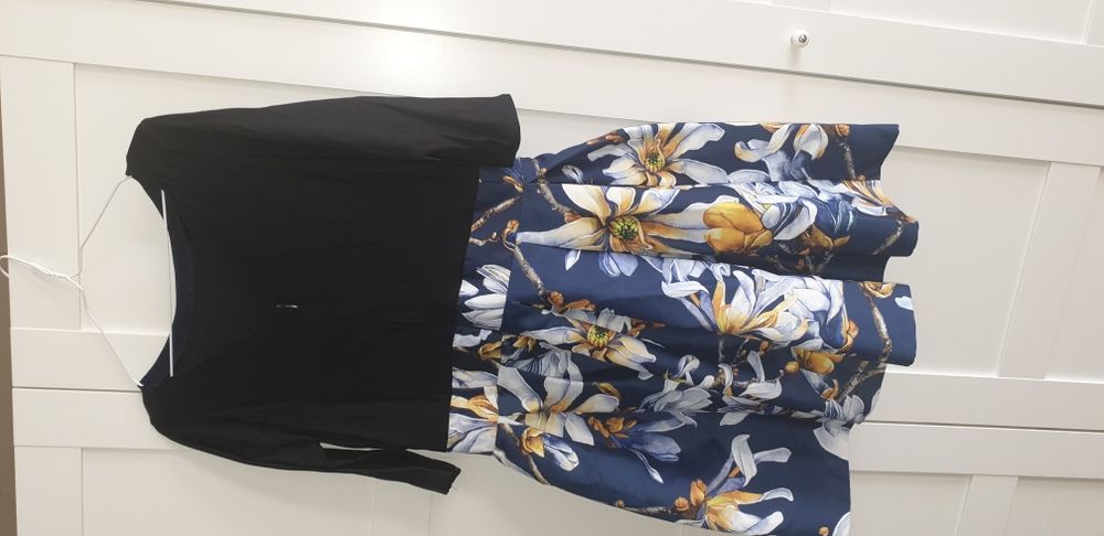 Rochie cu pliuri in talie si cu flori albastre