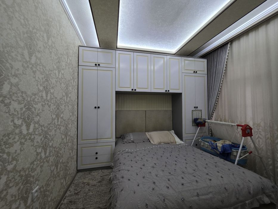 Фарғона шахар хокимяти олдида Янги курилган Дом 3х квартира