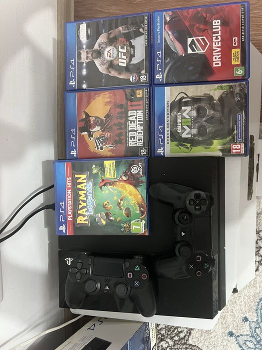 Продам PS4  хорошем состоянии