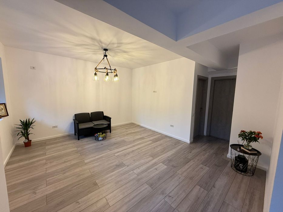 Apartament de vânzare , 3 camere , curte proprie