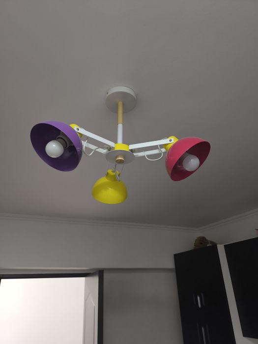 Vând lustra camera copii