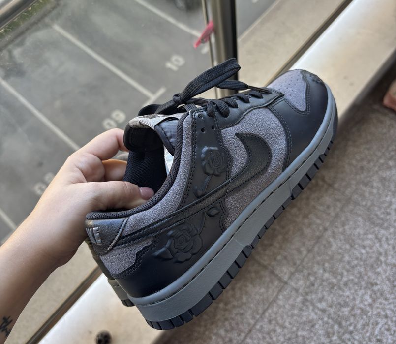Nike Dump Low Black roses