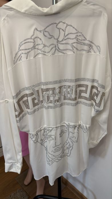 Риза бяла с камъчета по-нея