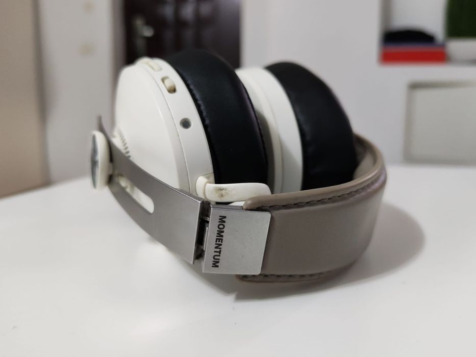 Sennheiser Momentum 3 (ca noi) impecabile.