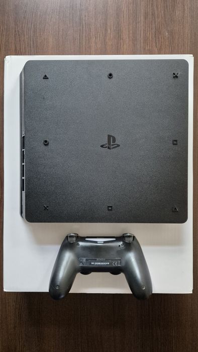 Конзола PS4 Slim CUH-2216A 500GB с джойстик, кабели, слушалки и книжки