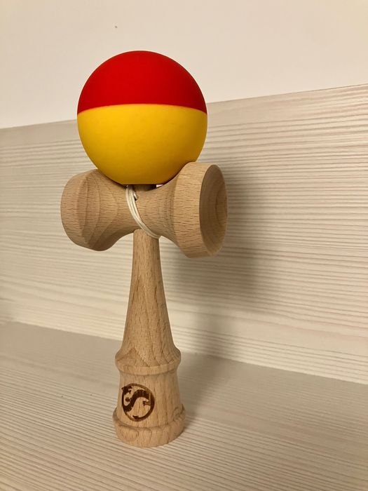 Kendama sticky și cauciucată
