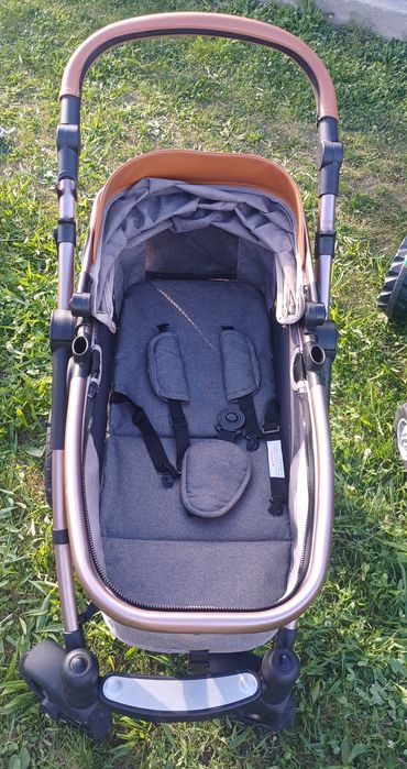 Carucior 3 în 1 .