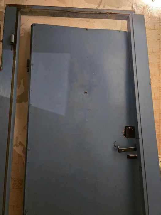 Продам б/у входной дверь