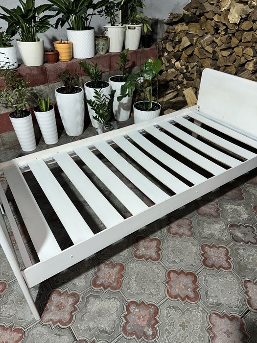 Белая кровать с матрасом 2*1м