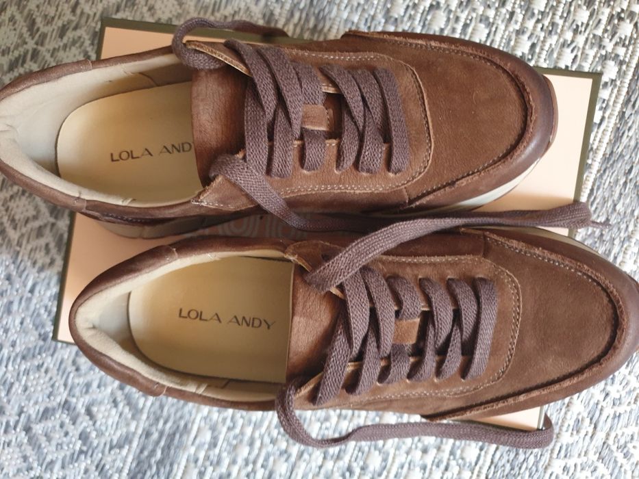 Женские кроссовки