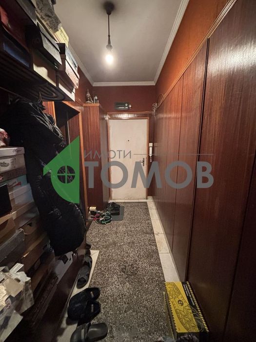 Просторен тристаен апартамент с търговско помещение в района на Центъ