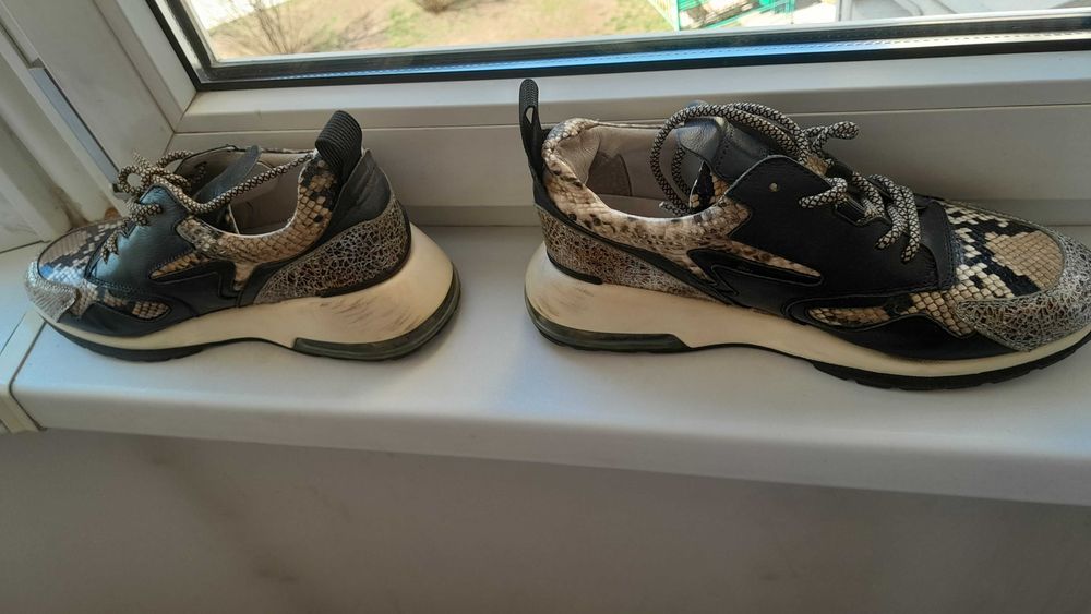 Кроссовки стильные, принт змея
