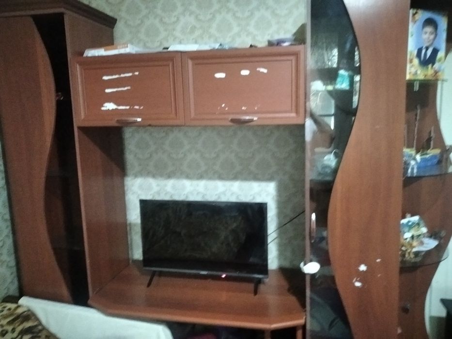 Продам телевизор Смарт ТВ, и горка сервант под телевизор.