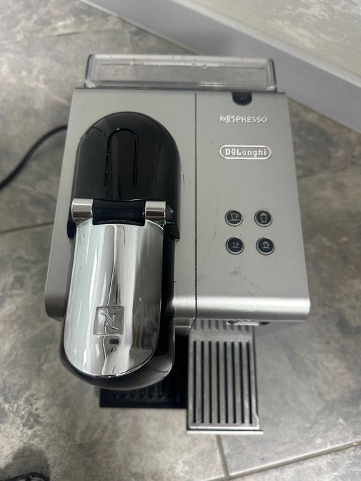 Капсулна кафемашина Nespresso Lattissima Plus Espresso Machine EN520S