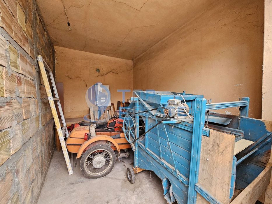 Двуетажна тухлена къща с гараж и двор в село Пиперково, област Русе