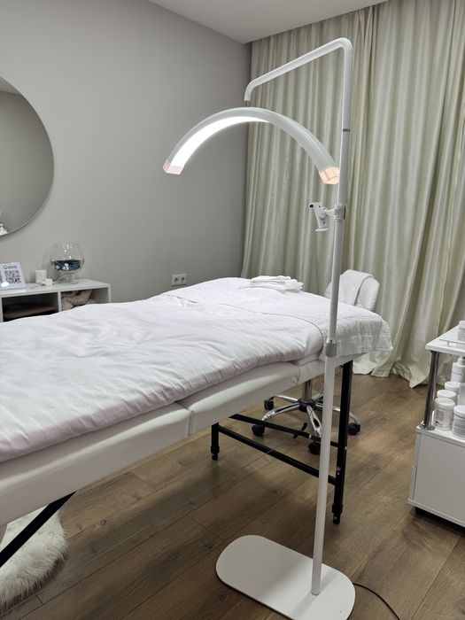 Продам белую Led лампу Luna.