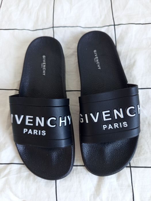 Șlapi de plajă Givenchy, și nu numai, merg și casual elegant