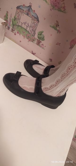 продам школьные туфли Ecco