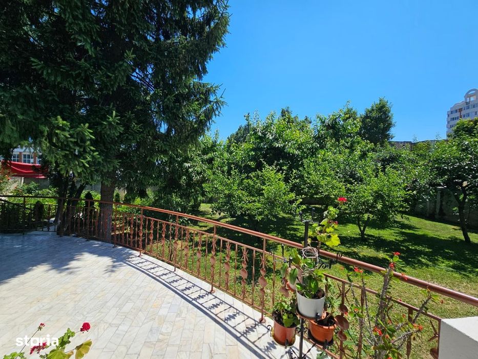 Casa eleganta cu tavane inalte si gradina superba
