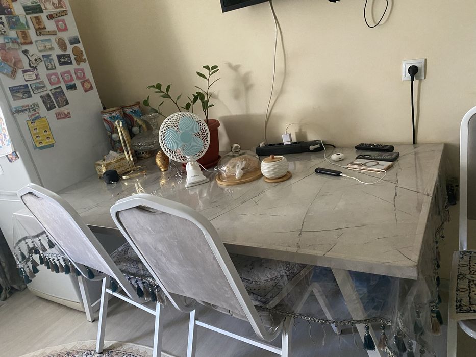 стол, 4 отыргышымен, сапалы жасалган. Ұзындығы - 1,80, ені - 1 метр