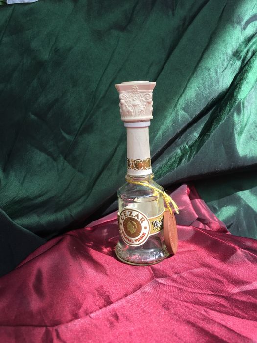 Колекция стъклени бутилчици от алкохол