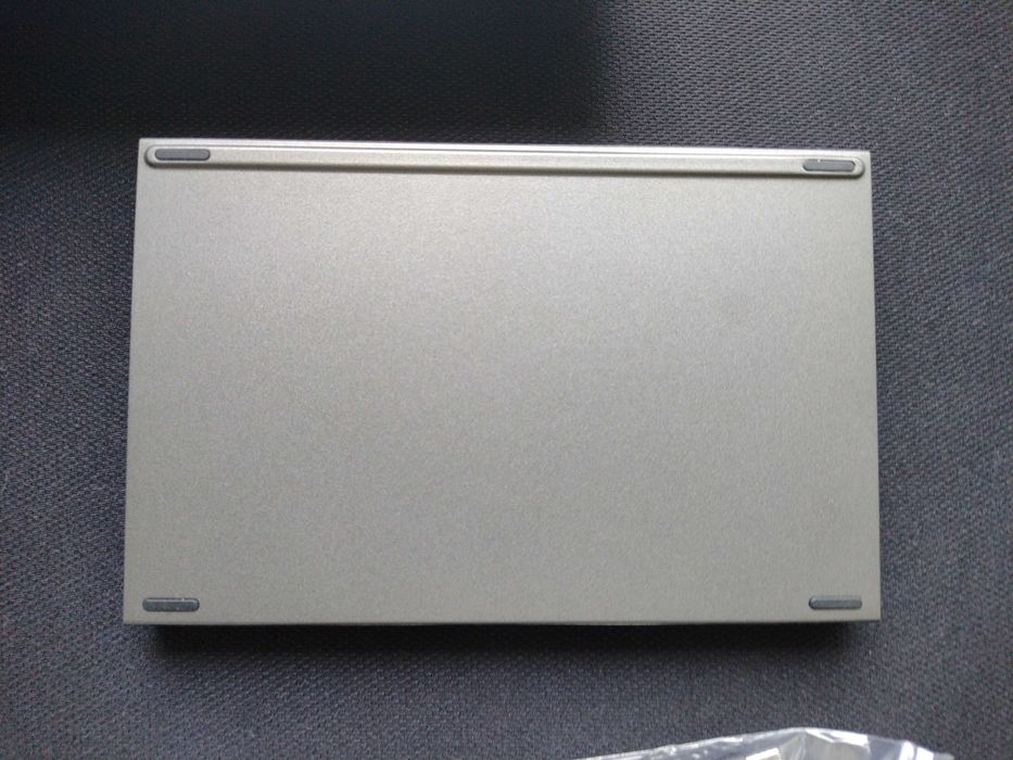 Tastatură bluetooth pliabilă cu touchpad.