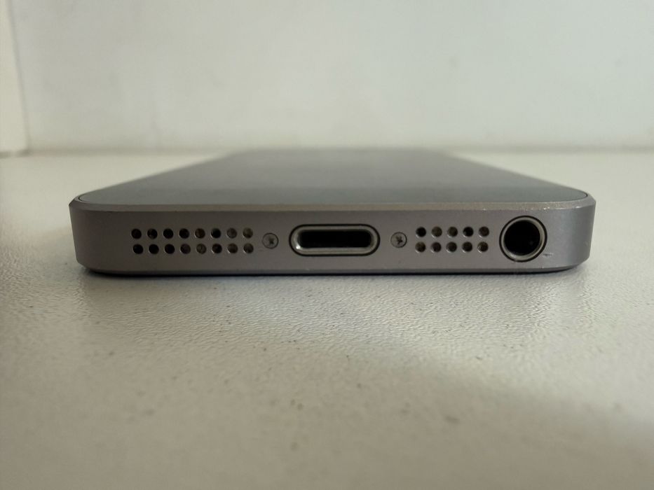 iPhone SE 1st Gen, 16GB, iOS 15.7, Baterie 90%