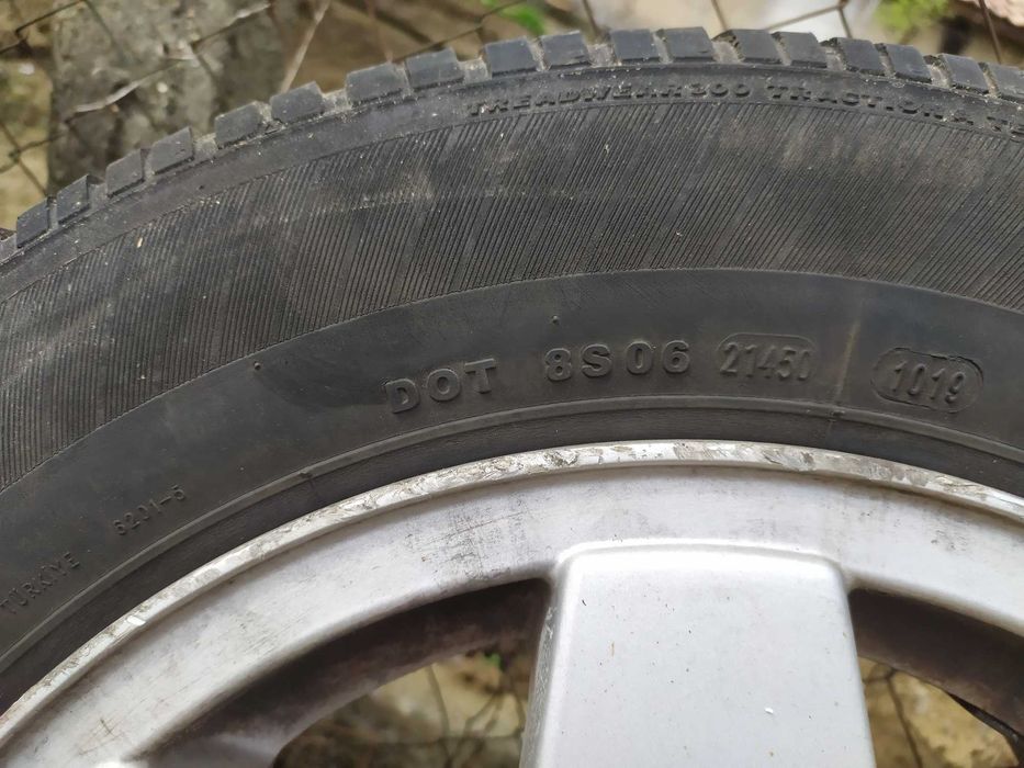 Продавам четири алуминиеви джанти с летни гуми