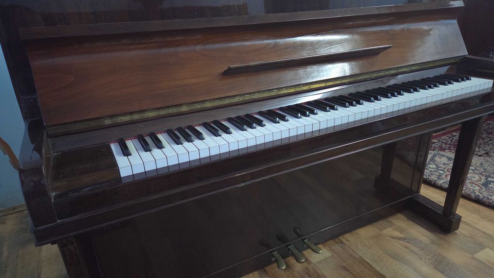 Vând pianină Doina