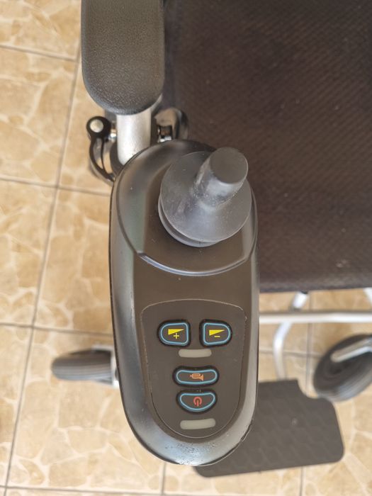 Scaun rulant electric pliabil. (carucior electric, scaun cu rotile)