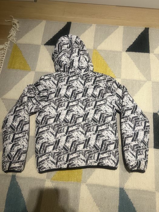 Geacă Timberland Matlasată cu Glugă pentru Copii – Print Geometric Alb/Negru – 12 Ani / 150 cm (XS) – Stare Foarte Bună