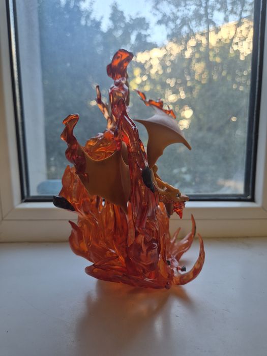 Figurina charizard din pokemon