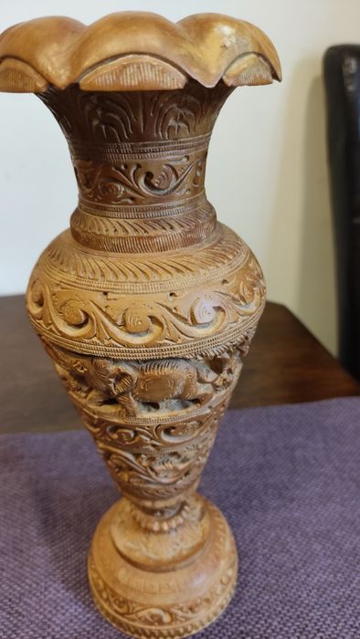 Vând vaza din lemn sculptata