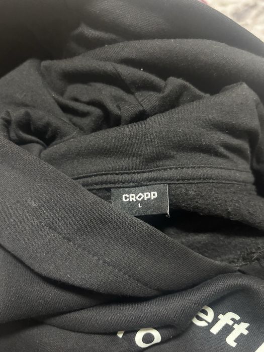 Черное худи Cropp с клетчатыми рукавами