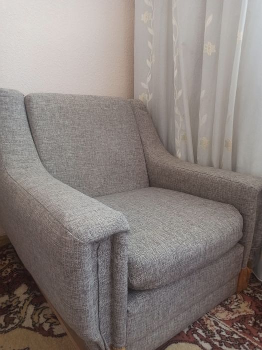 Кресло серого цвета незаконченное
