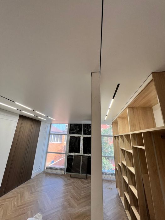 Натяжные потолки и декор панели