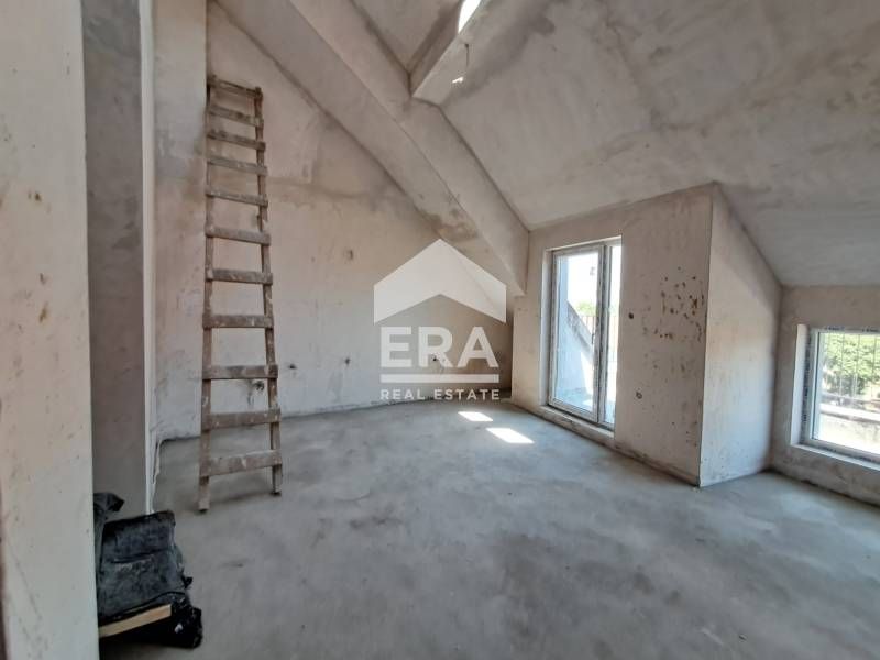 Тристаен апартамент на две нива за продажба, в новострояща се сграда с