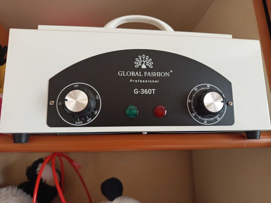 Vând masa manichiura cu aspirator incorporat